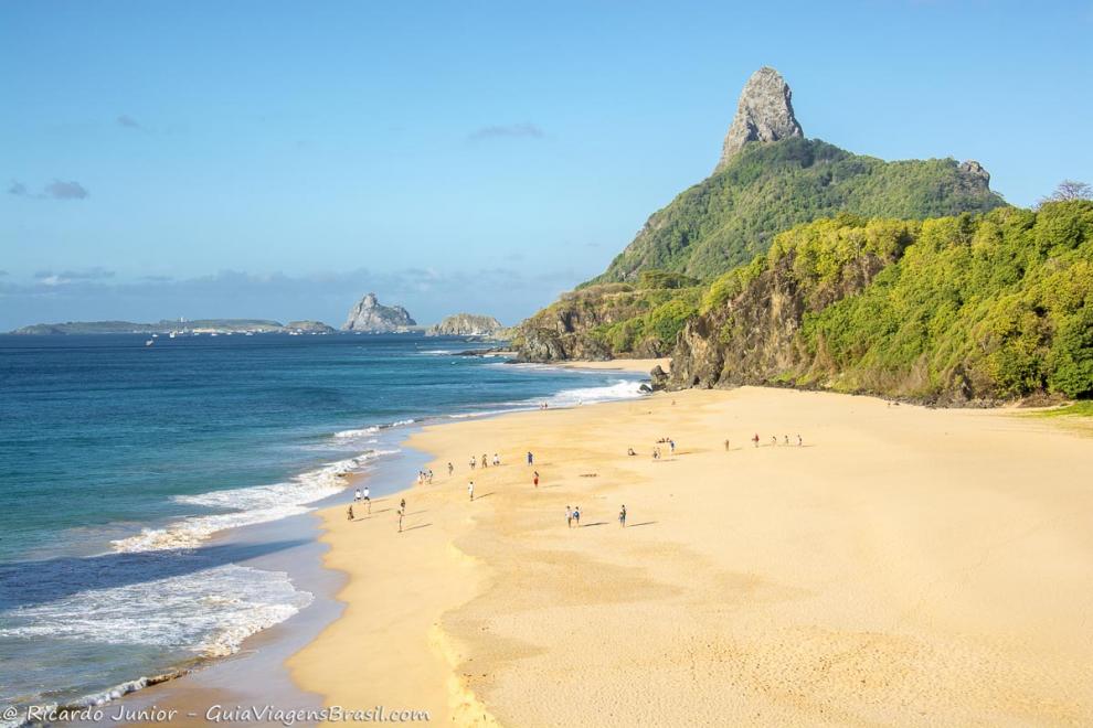 Imagem de poucos turista na Praia Cacimba do Padre.